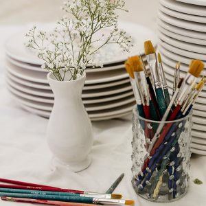 Stapel servies dat nog wordt beschilderd